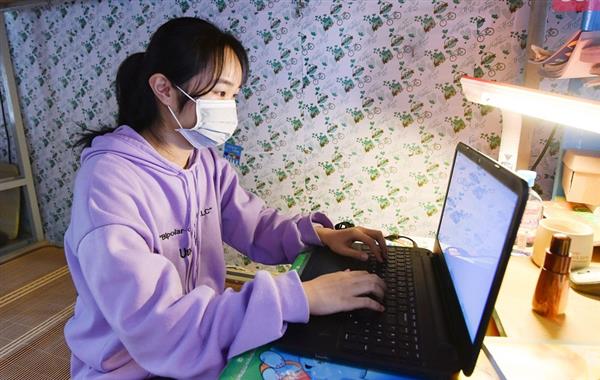 Học sinh phổ thông thuộc hộ nghèo được hỗ trợ máy tính bảng Học sinh phổ thông thuộc hộ nghèo được hỗ trợ máy tính bảng